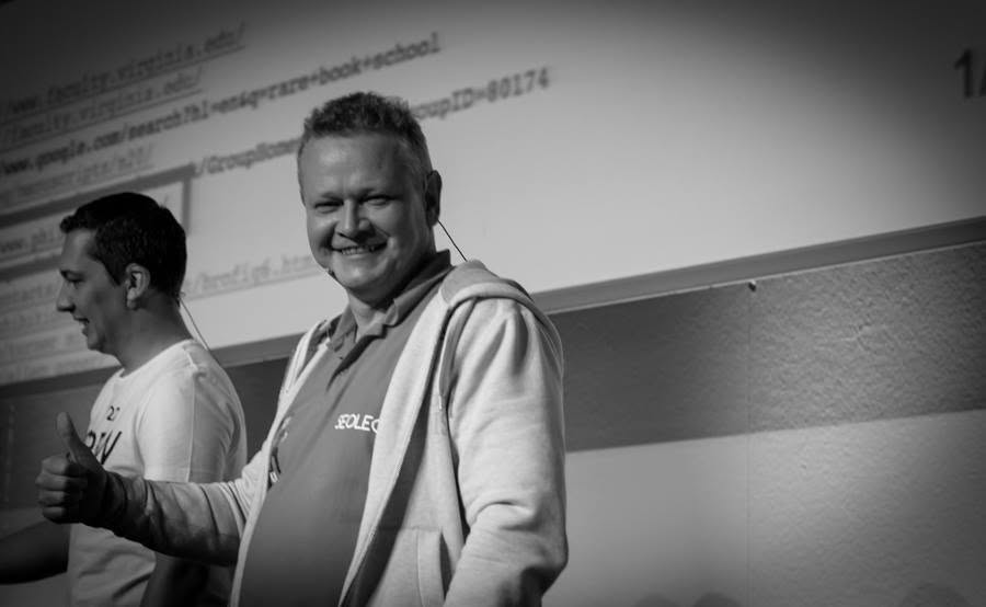 Leo Kobes vor einer projizierten Suchergebnisseite bei einer SEO-Veranstaltung