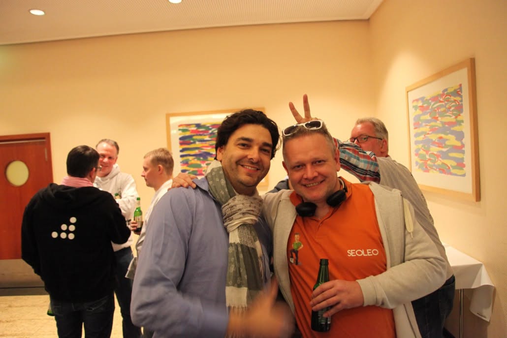 Leo Kobes im Gespräch mit weiteren Teilnehmern am Rand einer SEO-Veranstaltung